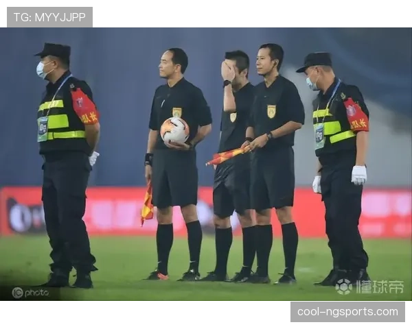 抢门将手中球为何直接判犯规？规则拆解