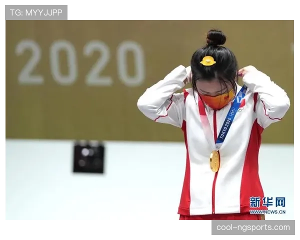 杨倩掏出奖牌那一刻，全场都静了，她居然穿得像邻家女孩—这反差我服了